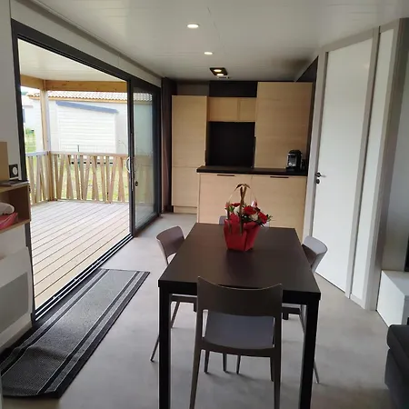 Agreable Pour 5 Personnes Dans Un Parc Residentiel Pour Des Reposantes En Famille *