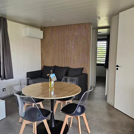 Agreable Pour 5 Personnes Dans Un Parc Residentiel Pour Des Reposantes En Famille 아파트 *
