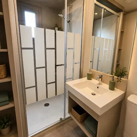 Agreable Pour 5 Personnes Dans Un Parc Residentiel Pour Des Reposantes En Famille *