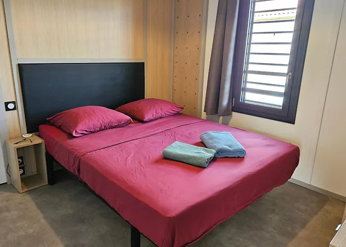Agreable Pour 5 Personnes Dans Un Parc Residentiel Pour Des Reposantes En Famille Saubrigues